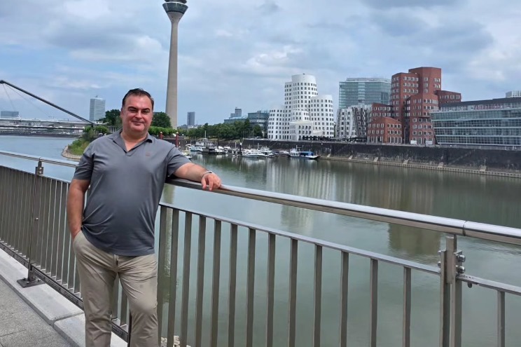 Umut Yılmazkeçeci’den “Bir Bavul Umut”: Göç Edebiyatına Yeni Bir Soluk