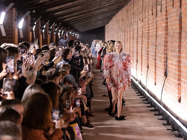 Tasarımcı Emre Erdemoğlu, “No Apologies” koleksiyonuyla Moskova Moda Haftası’nda