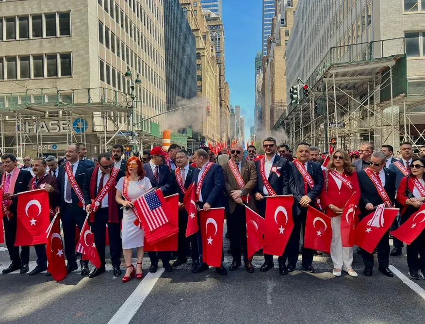CEESS Global Yönetim Kurulu Başkanı Semih Sarıalioğlu, New York Türk Günü Yürüyüşü’nde Yer Aldı